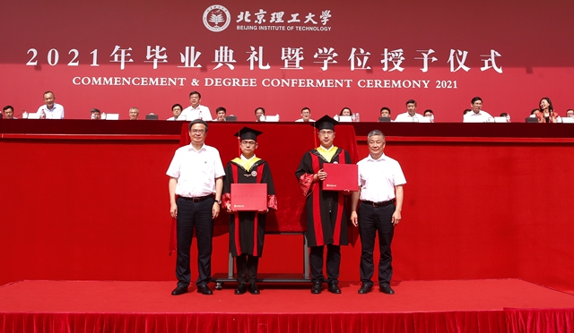 校長書記贈送北理工定制款學(xué)位服和雨傘-郭強(qiáng).JPG