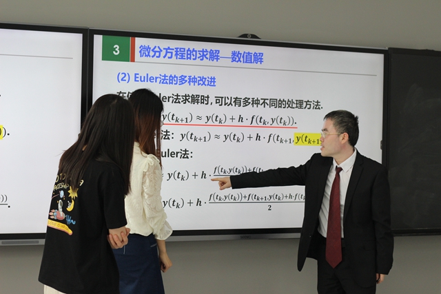 指導(dǎo)學(xué)生_副本.jpg