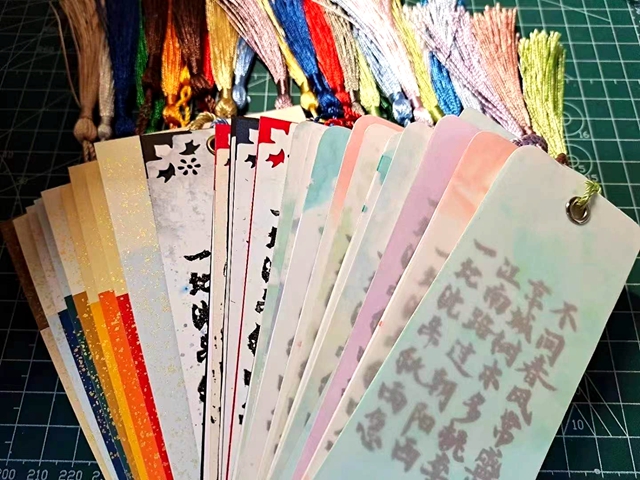 李佳霖等同學制作的書簽.jpg